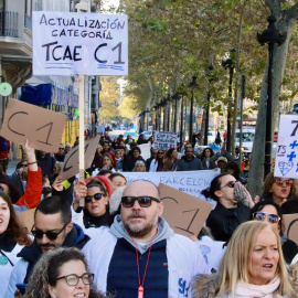 Manifestació a Barcelona d'un centenar d'infermeres i auxiliars que reclamen millores salarials.