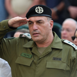 El jefe militar israelí, el teniente general Eyal Zamir en el funeral del teniente Hadar Goldin, fallecido durante la guerra de seis semanas de 2014 en Gaza y cuyo cuerpo ha sido recientemente recuperado de la Franja (11/11/2025)