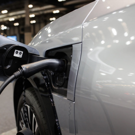 Detalle de un coche eléctrico mientras es cargado.