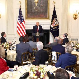 El presidente de EEUU, Donald Trump, en un desayuno con senadores republicanos en la Casa Blanca.