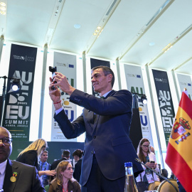 El presidente del Gobierno, Pedro Sánchez (c) en un momento de la Cumbre Unión Africana-Unión Europea, este lunes en Luanda.