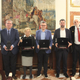 Los ganadores de los premios de Foro Milicia y Democracia (FMD) Fernando Martínez López, Rosa Laviña, Manuel Rico y Luis Tudanca.