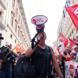 Una mujer con un megáfono durante una concentración de CCOO y UGT.