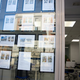 Anuncios de pisos en venta en una inmobiliaria.