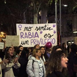 Un moment de la manifestació del 25-N, Dia Internacional de l'Eliminació de la Violència contra la Dona, a Barcelona