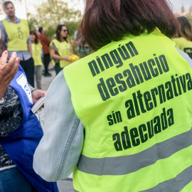 EuropaPress_4771416_activista_amnistia_internacional_ai_chaleco_reza_ningun_desahucio