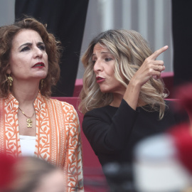 La ministra de Trabajo, Yolanda Díaz, con la titular de Hacienda y responsable de la SEPI, María Jesús Montero, en el desfile militar del 12 de octubre.