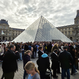 El Museo del Louvre al reabrir sus puertas tres días después del robo.