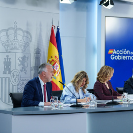 Ángel Víctor Torres, Yolanda Díaz, Pilar Alegría y Félix Bolaños durante la rueda de prensa tras el Consejo de Ministros, en el Palacio de La Moncloa, a 25 de noviembre de 2025.