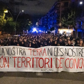 Capçalera de la manifestació nocturna celebrada el 24 de novembre al barri del Coll de Barcelona amb motiu del 25-N.