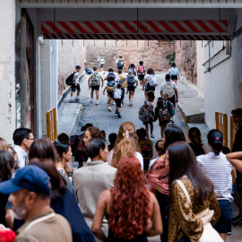 Varios alumnos a la llegada al primer día de colegio en la Comunidad de Madrid.
