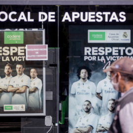 Un hombre pasa por un local de apuestas.