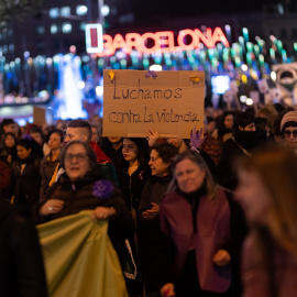 Cientos de manifestantes durante una concentración por el 25N en Barcelona.