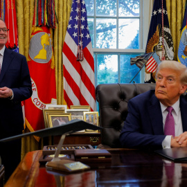 El director del Consejo de Asesores Económicos de la Casa Blanca, Kevin Hassett (i), en el Despacho Oval con el presidente estadounidense, Donald Trump (d).