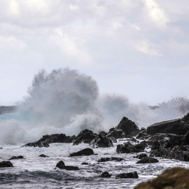 Una ola rompe en el litoral en Sa Mesquida, Menorca.