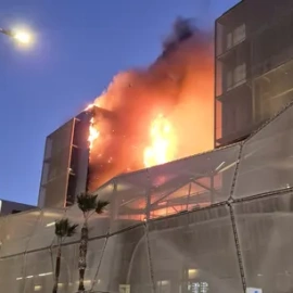 Evacúan el hospital Santa Lucía de Cartagena por un incendio en la terraza y la fachada.