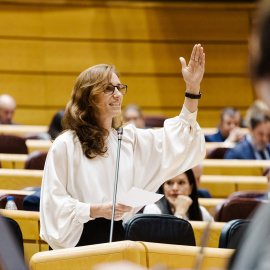 La ministra de Sanidad, Mónica García, interviene durante una sesión plenaria en el Senado.