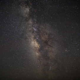 Fotografía de archivo de la Vía Láctea apareciendo en el cielo sobre la reserva natural de Wadi Al-Hitan (Valle de las Ballenas), en Egipto.