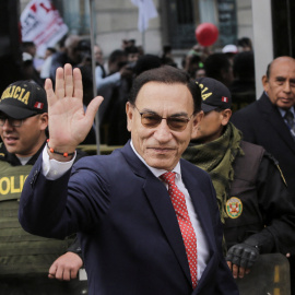 El expresidente de Perú Martín Vizcarra a su llegada al juzgado para escuchar la sentencia por corrupción.