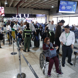 Pasajeros esperan para embarcar en un vuelo este miércoles, en el aeropuerto internacional Simón Bolívar, que sirve a Caracas, en Maiquetía (Venezuela).
