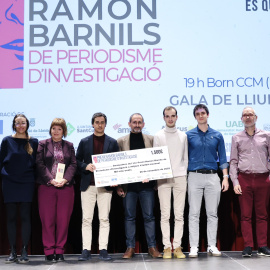 Imatge de grup dels guanyadors dels premis Ramon Barnils de Periodisme d'Investigació