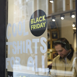 Un escaparate anuncia descuentos por el Black Friday