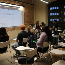 Estudiants de català en una classe del Consorci de Normalització Lingüística.