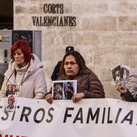 Protesta de las víctimas de la DANA frente a Les Corts Valencianes en contra de la investidura de Pérez Llorca.