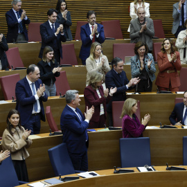 El candidato del PP, Juanfran Pérez Llorca, es aplaudido por sus compañeros de partido tras su intervención en el pleno celebrado este jueves para investirlo como nuevo president de la Generalitat en sustitución de Carlos Mazón, que dimitió el pasado 3 de noviembre.