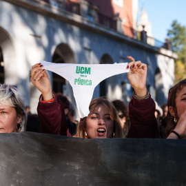 Varias personas se manifiestan durante una marcha en defensa de la universidad pública madrileña.Matias Chiofalo / Europa Press27/11/2025