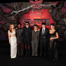 Los actores de la serie 'Stranger Things' posan en la 'premiere' de la quinta temporada de la serie de Netflix en Los Ángeles (California, EEUU).