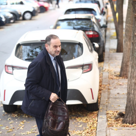 El exministro José Luis Abalos a su llegada al Tribunal Supremo, a 27 de noviembre de 2025, en Madrid (España). El magistrado del Tribunal Supremo, Leopoldo Puente, ha citado al exministro José Luis Ábalos y al exasesor Koldo García a comparecer hoy para decidir si les envía a prisión, como piden las acusaciones populares lideradas por el PP, de cara al juicio que se celebrará en contra de ambos por presuntas irregularidades en los contratos de mascarillas adjudicados por Transportes durante la pandemia.Eduardo Parra / Europa Press27/11/2025