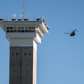 Un helicóptero sobrevuela la prisión de Soto del Real, a 27 de noviembre de 2025, en Soto del Real, Madrid (España). El magistrado del Tribunal Supremo (TS) Leopoldo Puente ha acordado enviar al ex ministro José Luis Ábalos y al que fuera su asesor, Koldo García, a prisión provisional sin fianza de cara al juicio que se celebrará en su contra por presuntas irregularidades en los contratos de mascarillas adjudicados por Transportes durante la pandemia. Es la primera vez que un diputado nacional en ejercicio tendrá que entrar en la cárcel.Diego Radamés / Europa Press27/11/2025