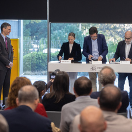 Pedro Sánchez y el ministro para la Transformación Digital y de la Función Pública, Óscar López, durante la firma con los sindicatos del acuerdo.