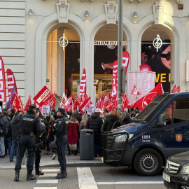 Representantes de la plantilla de Inditex exigen un reparto "justo" de beneficios frente a una tienda de Stradivarius, en Madrid.