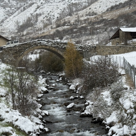Imatge de fa uns dies amb el pont romànic d'Espot cobert de neu