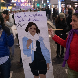 Varias manifestantes con carteles durante una concentración por el día de la Eliminación de la violencia contra las Mujeres, a 25 de noviembre de 2025, en Madrid (España).