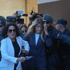 La periodista Maribel Vilaplana (d) a su llegada a los Juzgados de Catarroja.