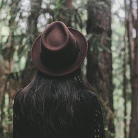Imagen de una mujer en un bosque