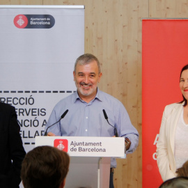 L'alcalde de Barcelona, Jaume Collboni, amb el tinent d'alcaldia Albert Batlle (esquerra) i la comissionada d'Acció Social, Sonia Fuertes (dreta), en una imatge d'arxiu.