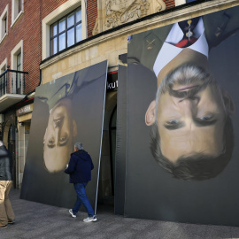 Retratos de Franco y Felipe VI, volteados en una calle de Gernika-Lumo antes de las protestas por la visita del rey español.