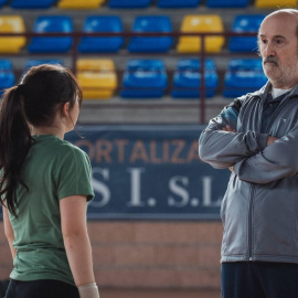 Javier Cámara y Carla Quílez, en una escena de la serie 'Yakarta'.