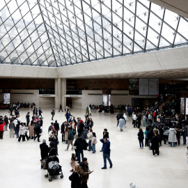 Foto de archivo de visitantes en el Museo del Louvre.