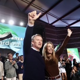 El presidente del PP, Alberto Núñez Feijóo (i), la presidenta del PP de Extremadura, María Guardiola (d), participan en un acto público, en el Pabellón Municipal Juan de Dios Ordóñez, a 16 de noviembre de 2025, en Lobón, Badajoz, Extremadura (España).