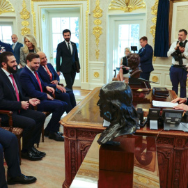 El presidente estadounidense Donald Trump (derecha) reunido con el presidente sirio Ahmed al-Sharaa (segundo por la izquierda), sentado junto al ministro de Asuntos Exteriores sirio Asaad al-Shaibani (izquierda). el vicepresidente estadounidense JD Vance (segundo por la derecha) y el enviado estadounidense para Siria Tom Barrak (derecha), en la Casa Blanca en Washington DC. (10/11/25)