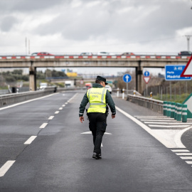 Un agente de la Guardia Civil en la carretera.