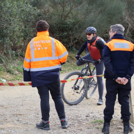 Voluntaris de Protecció Oficial informen un ciclista de la prohibició d'accés a Collserola per la pesta porcina.