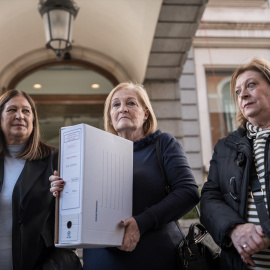 Las hermanas de García Caparrós con la documentación sobre el asesinato de su hermano.