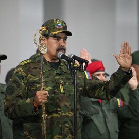 Nicolás Maduro pronuncia un discurso mientras sostiene la "Espada del Perú".