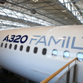Fotografía de archivo de un avión Airbus de la familia A320 exhibido en el centro de maquetas del fabricante de aeronaves Airbus, en Blagnac, sur de Francia.
